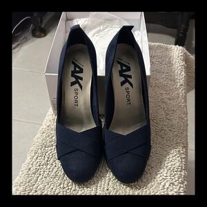 Anne Klein Sport Navy Heels Sz 7.5 EUC
